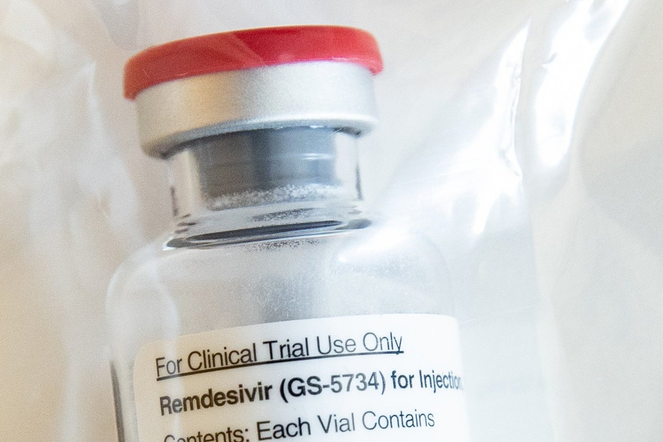 Eine Ampulle des Medikamentes Remdesivir liegt während einer Pressekonferenz am Universitätsklinikum Eppendorf (UKE) auf dem Tisch.