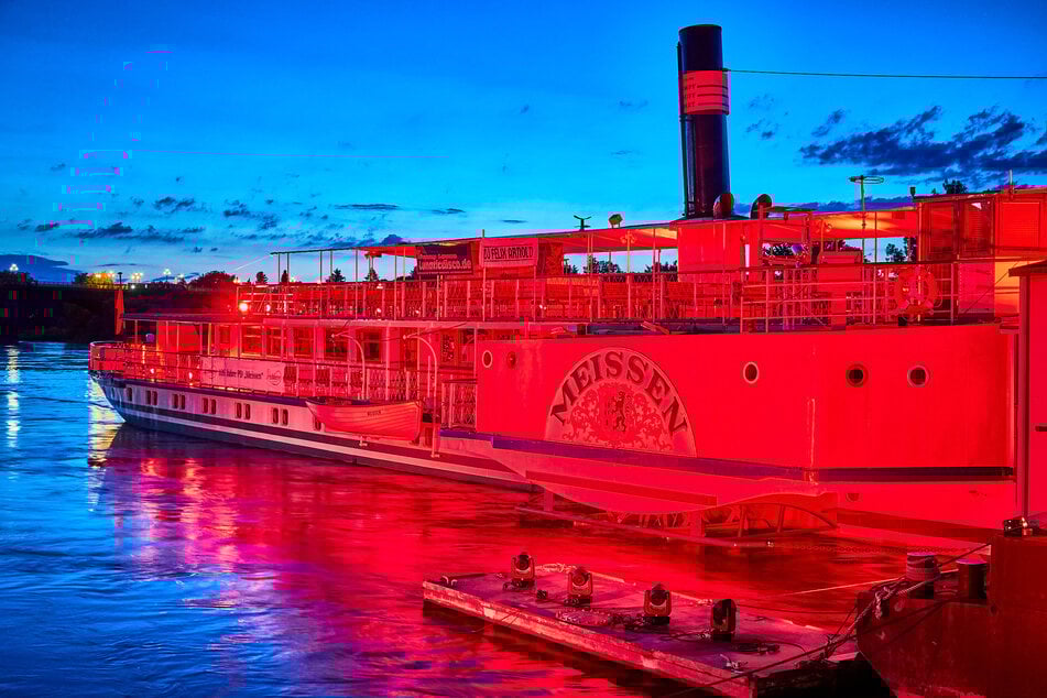 In Pirna erstrahlte das Dampfschiff Meissen rot.