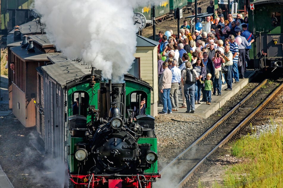 Die Traditionsbahn Radebeul ist eine von drei Schmalspurstrecken im VVO rund um Dresden. Die Bahnen verzeichneten im vergangenen Jahr ein Gäste-Plus bei gleichzeitig leicht gesunkenen Einnahmen.