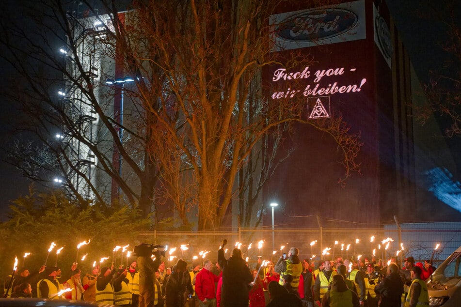 Am Dienstagabend versammelten sich einige Ford-Mitarbeiter zu einer Protestaktion vor dem Kölner Werk.