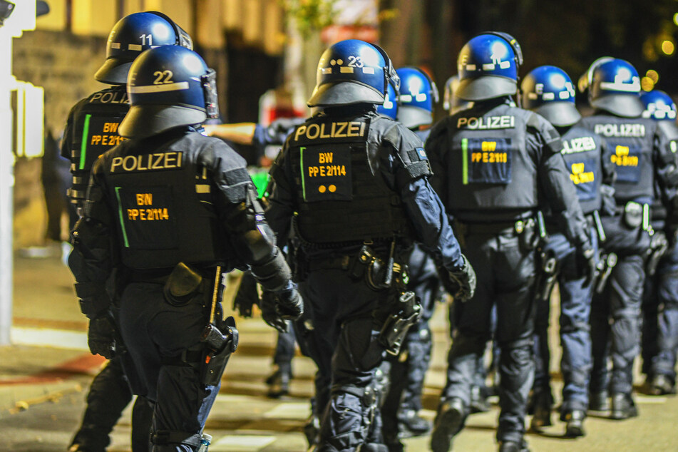 Während des Eritrea-Festivals am 16. September in Stuttgart kam es zu heftigen Ausschreitungen, bei denen schwere Polizeikräfte eingreifen mussten.