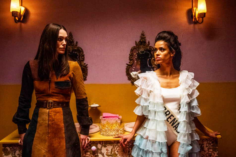Die Unterstützerin der "Women's Liberation Movement", Sally Alexander (Keira Knightley, links), und "Miss Grenada" Jennifer Hosten (Gugu Mbatha-Raw) treffen bei der "Miss World"-Wahl aufeinander.