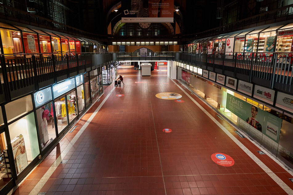 Blick in die Wandelhalle im Hamburger Hauptbahnhof. Dort hat ein Betrüger am Dienstagabend wegen ein paar Cent für Chaos gesorgt. (Symbolfoto)