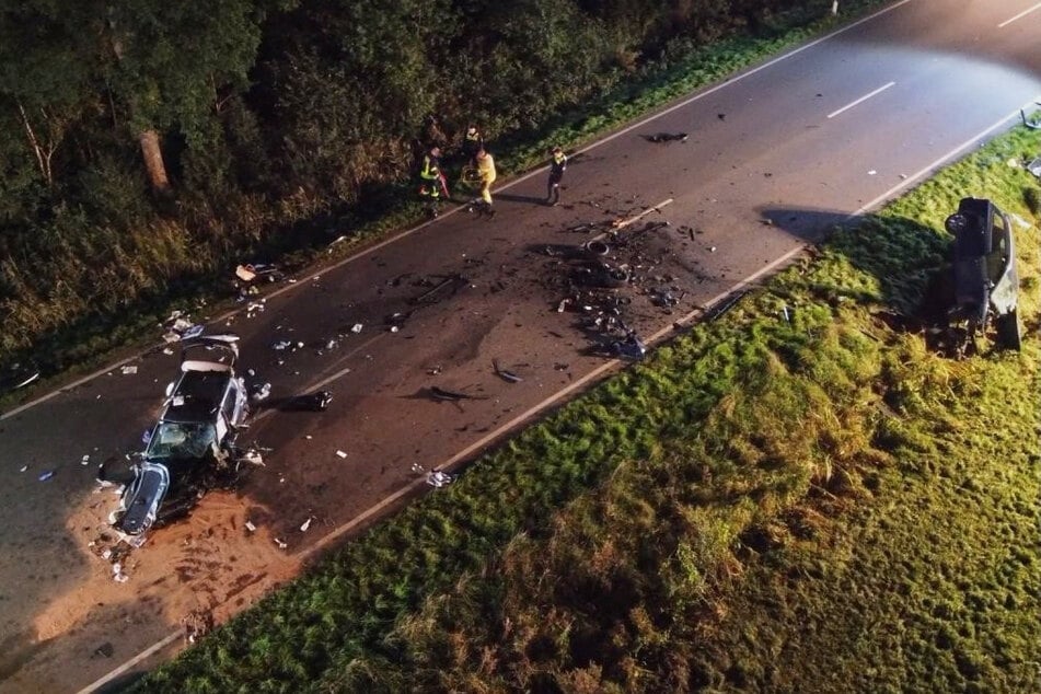 Ein Autofahrer ist bei einem Frontalcrash in Niedersachsen ums Leben gekommen. Trümmerteile lagen auf der Straße.