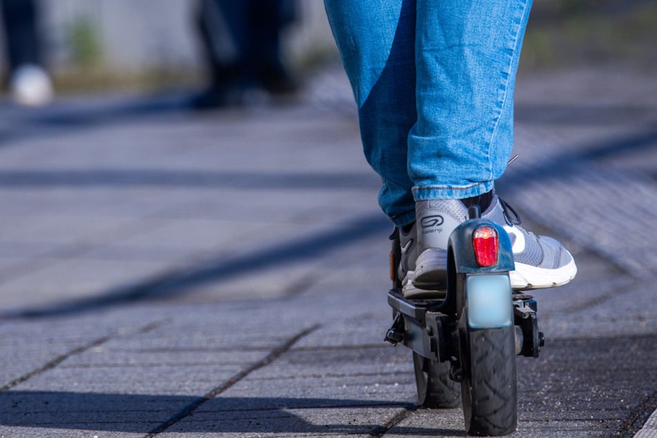 Ihren E-Scooter ließ das Autobahn-Duo kurzerhand an der Abfahrt Villich zurück. (Symbolbild)