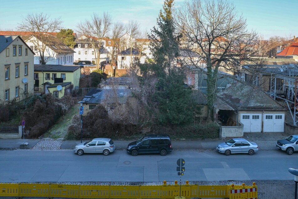 Auf dem Gelände an der Wormser Straße (Striesen) steht heute noch eine alte Garage.