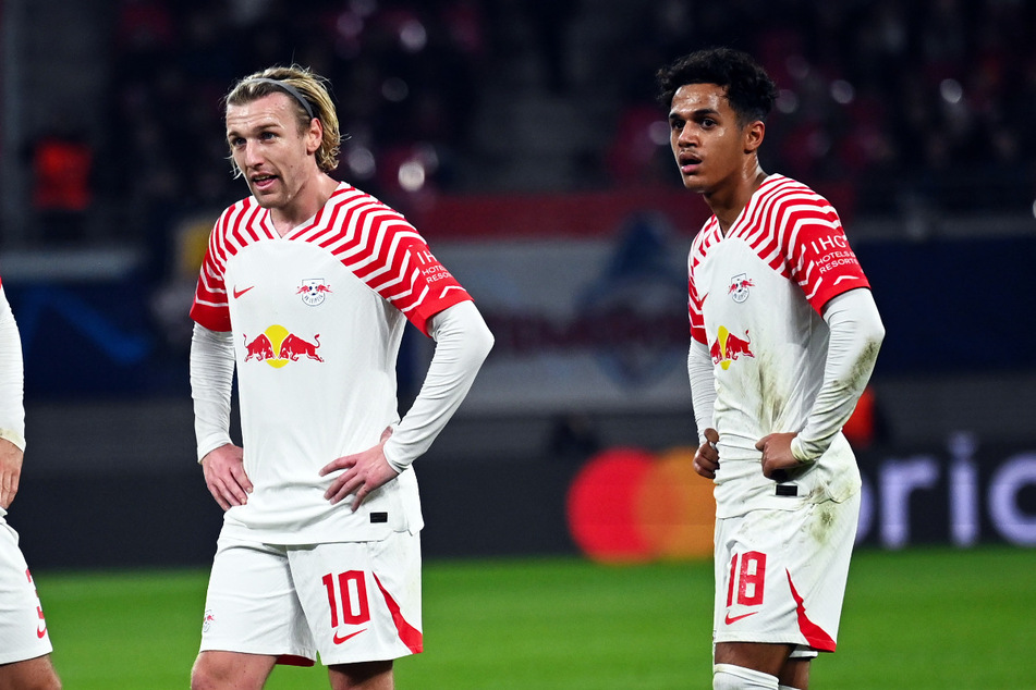 Das Trikot der Roten Bullen wird er jetzt nicht mehr tragen: Fabio Carvalho (21, rechts), hier zusammen mit Ex-Kollege Emil Forsberg (32) verlässt mit sofortiger Wirkung RB Leipzig.