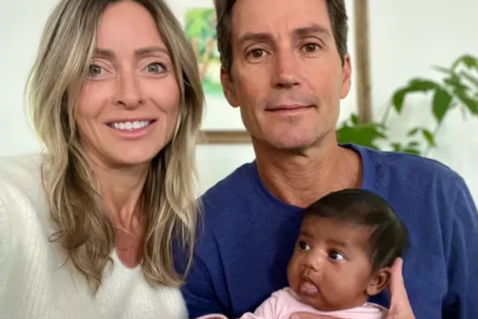 Tiffany Score a Steven Mills nejsou biologickými rodiči malé Shea. Při umělé oplodnění došlo k záměně embryí.