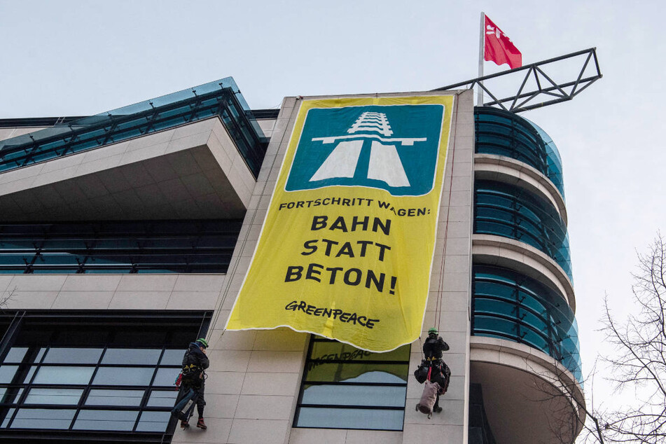 Zwei Greenpeace-Aktivisten haben sich von der SPD-Parteizentrale in Berlin abgeseilt und ein Banner ausgerollt.