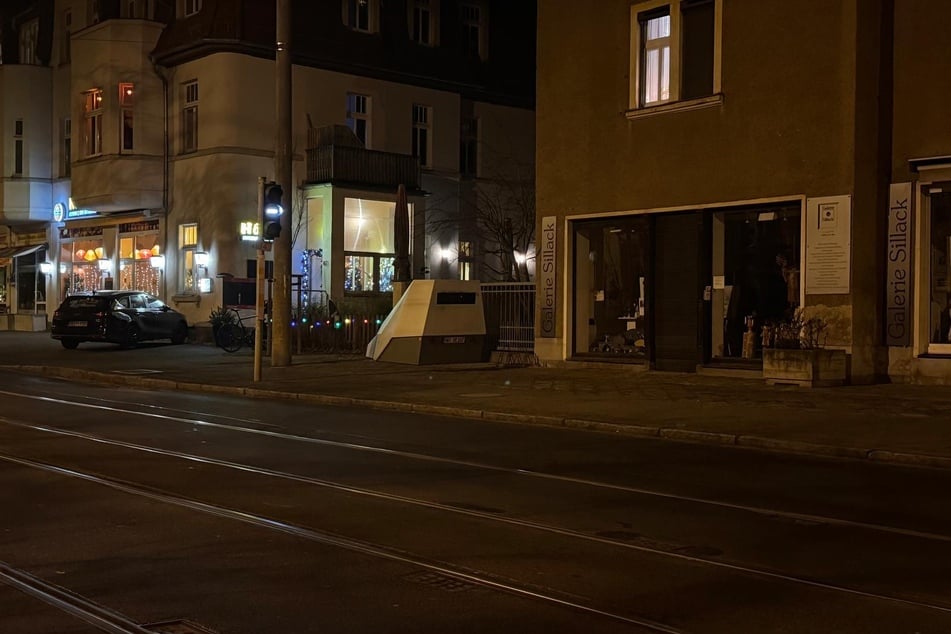 Macht keine Kompromisse: Ein Dresdner Superblitzer lauert auf der Königsbrücker Landstraße stadteinwärts und erfasst Raser.