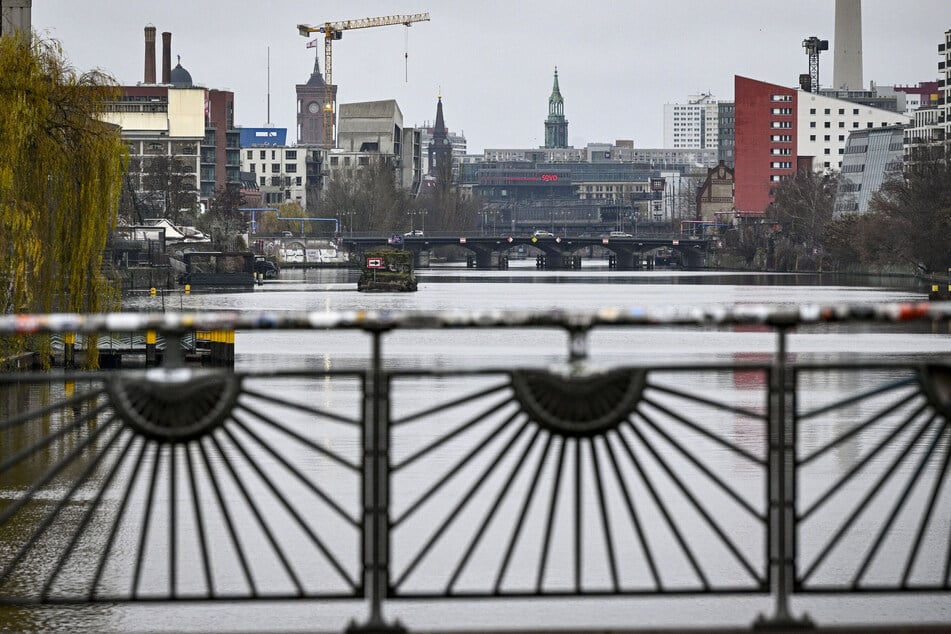 Grau ist in diesen Tagen die vorherrschende Farbe in Berlin und Brandenburg.