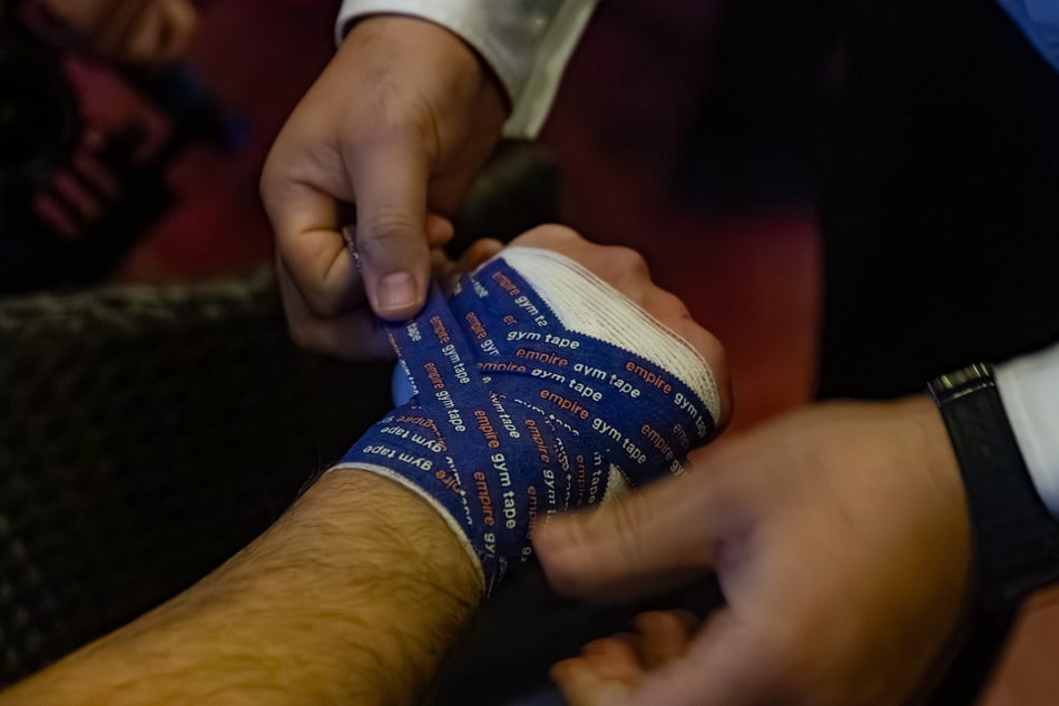 Eine Bandage stützt das Handgelenk. Sonst nichts.