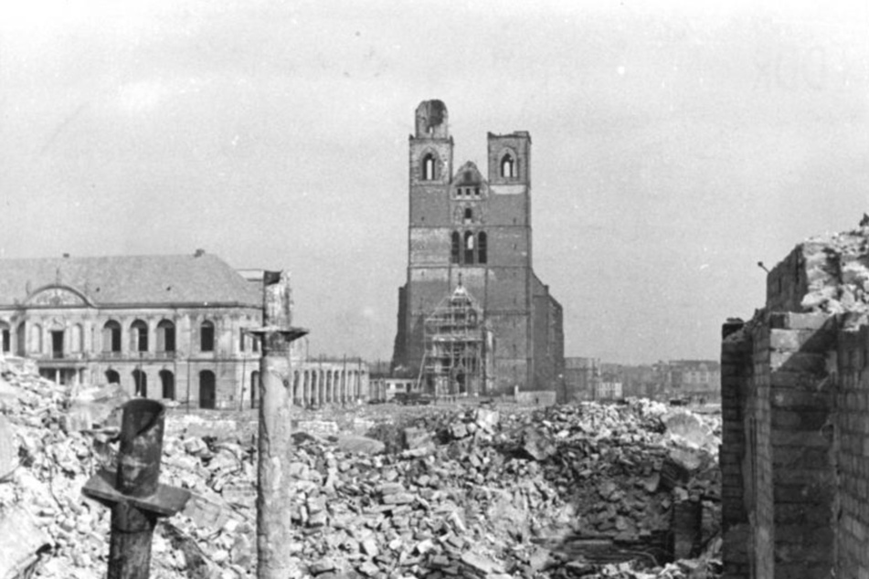 Die Johanniskirche ragte 1954 als eines der wenigen erhaltenen historischen Bauten zwischen den Trümmern hervor.