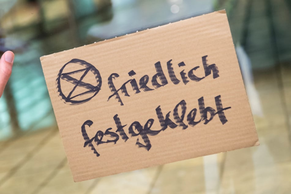 Aktivisten der Bewegung Extinction-Rebellion kleben sich als Zeichen des Protestes immer wieder an Gegenständen und Personen fest. (Archivbild)