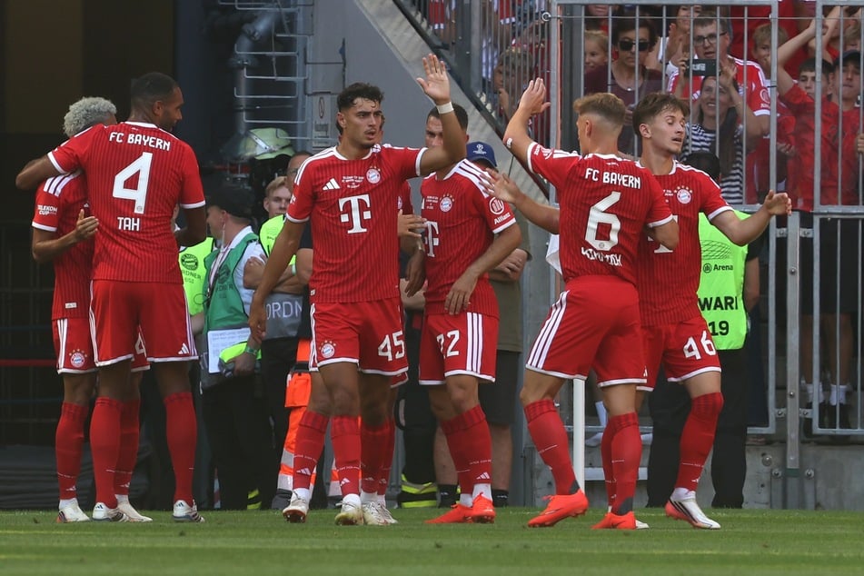 Der FC Bayern freut sich: Durch eine ganz unglückliche Szene aus Leipziger Sicht ging der Rekordmeister früh in Führung.