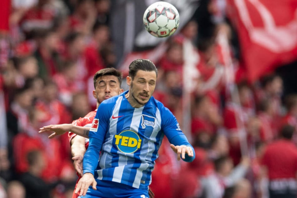 Kopfball-Duell: Herthas Mathew Leckie vor Stuttgarts Argentinier Nicolás González.