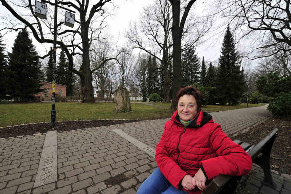 Gästeführerin Edeltraud Höfer (64) leitet am Sonnabend durch den Park der Opfer des Fachismus.