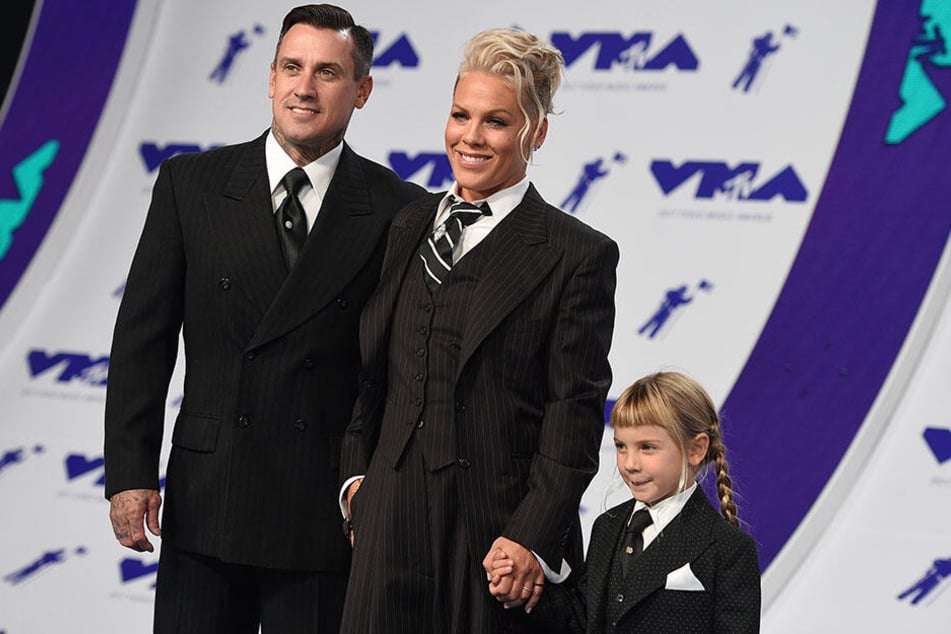 Pink (Mi.), ihr Mann Carey Hart (li.) und ihre Tochter Willow kommen am 27.08.2017 in Inglewood (USA) zur Verleihung der MTV Video Music Awards 2017.