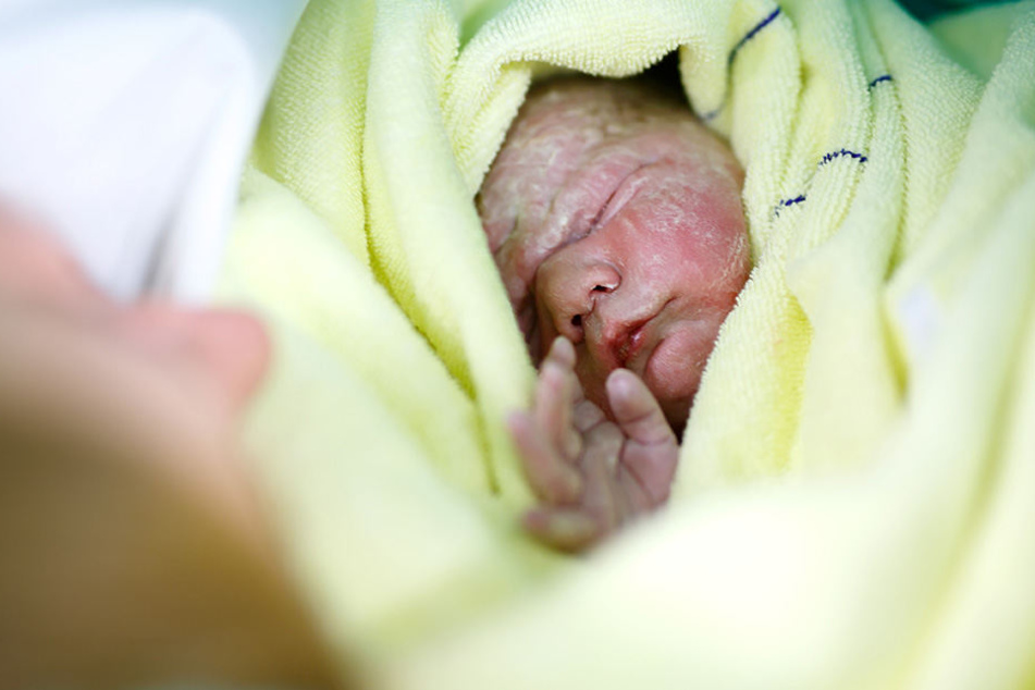 Das Baby wurde per Kaiserschnitt auf die Welt gebracht. (Symbolbild)