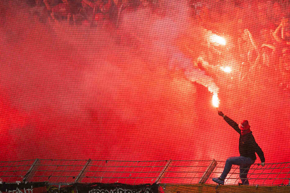 Fans des 1. FC Union Berlin fackelten in Bochum viele bengalische Fackeln ab.
