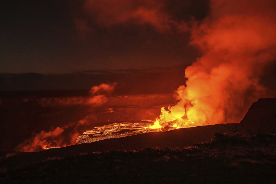 Sprudelnde Lava und hohe Rauchwolken halten Hawaiis Bewohner in Alarmbereitschaft - bewohnte Gebiete sollen bisher noch nicht gefährdet sein.