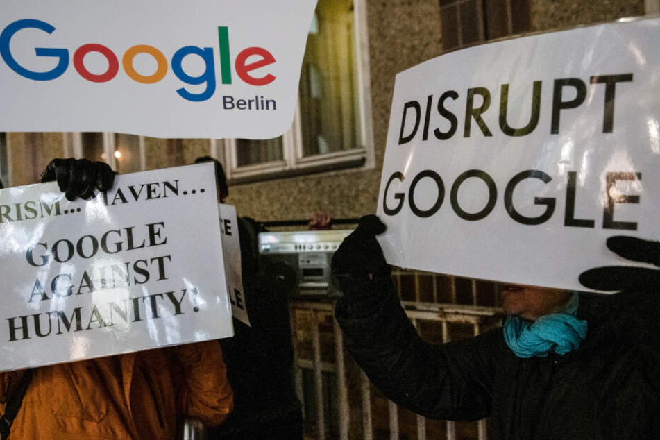 Der Protest wurde mit lautstarker Musik unterlegt. "Google gegen die Menschlichkeit" steht auf einem Plakat. (Bildmontage)