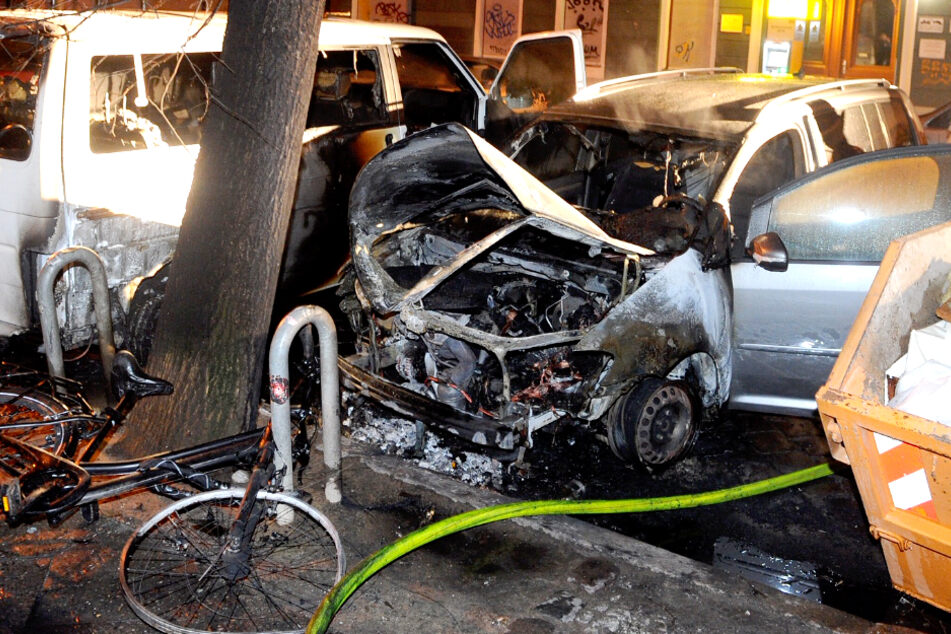 Die Flammen griffen auch auf das daneben geparkte Auto über.