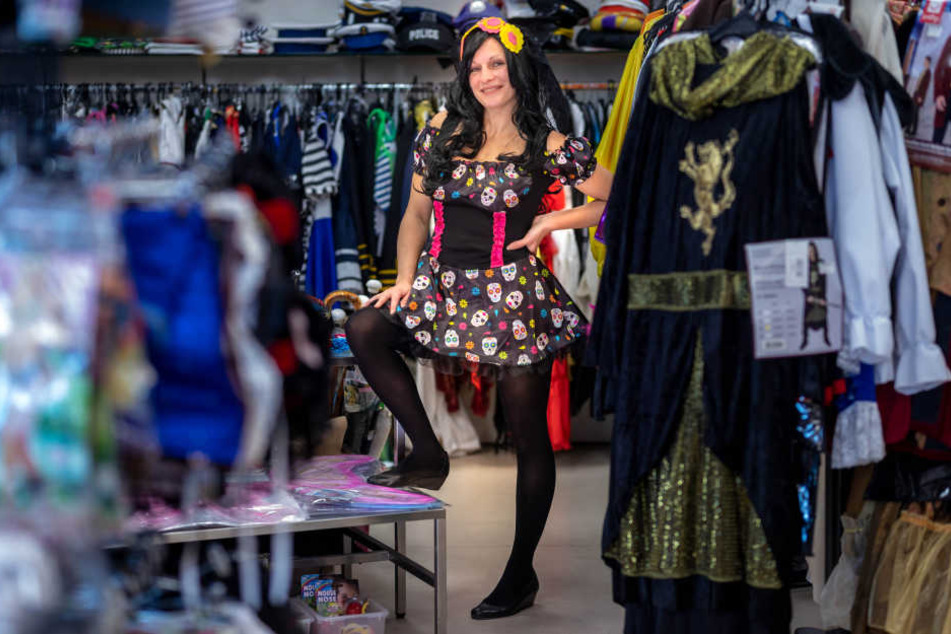 Anja Büttner (35) vom Kostümladen "11ter, 11ter" hat sich in ein mexikanisches Kleid geworfen. Die Kostümierung soll an den "Tag der Toten" erinnern.