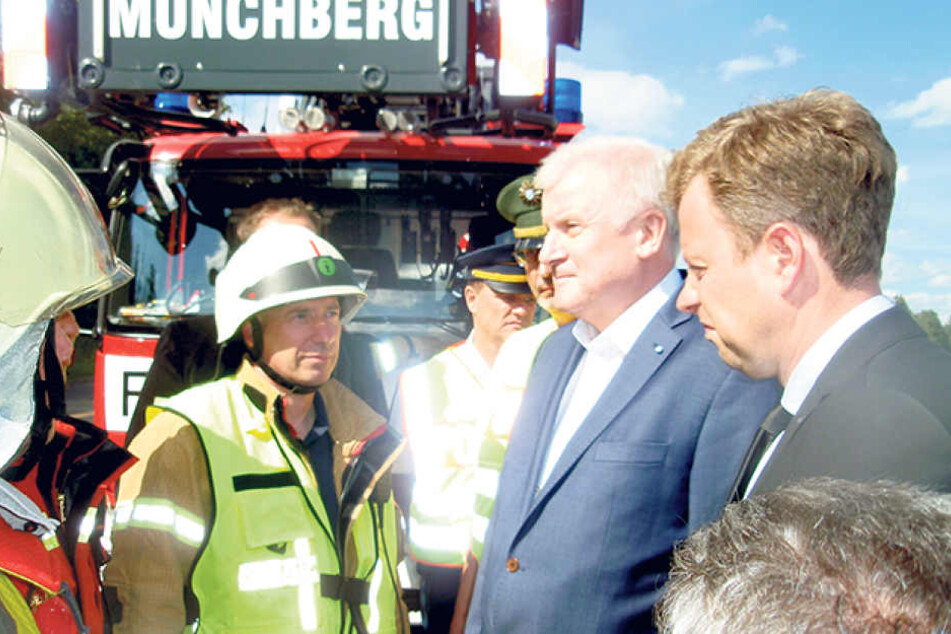Der Kommandant der Freiwilligen Feuerwehr Münchberg Martin Schödel (51) neben
Bayerns Ministerpräsident Horst Seehofer (68, CSU) am Unglücksort.