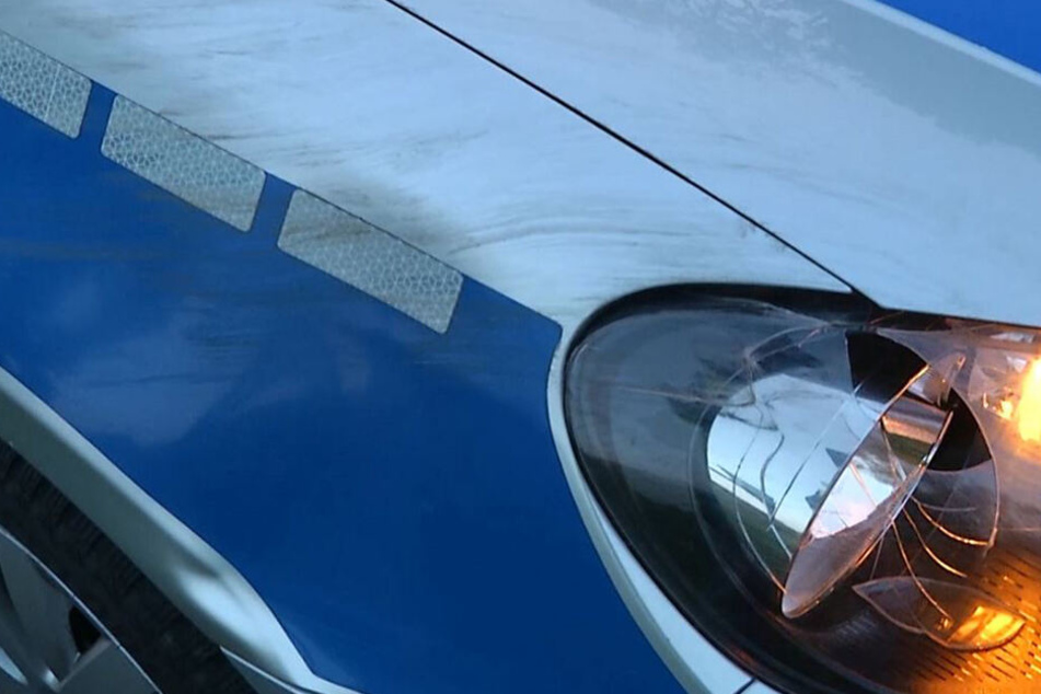 Der von der Kuh beschädigte Streifenwagen der Polizei.