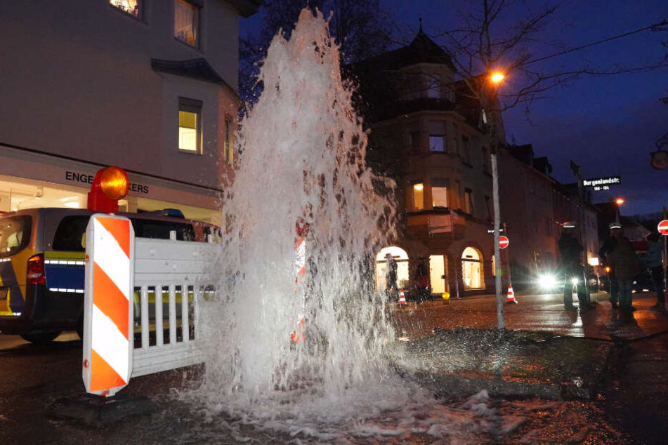 Das Wasser setzte die Straße unter Wasser.