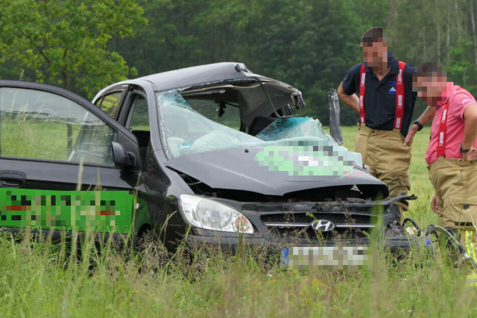 Feuerwehrkameraden mussten die schwerverletzte Autofahrerin aus ihrem Hyundai befreien. Im Krankenhaus verstarb die 58-Jährige dann aber.