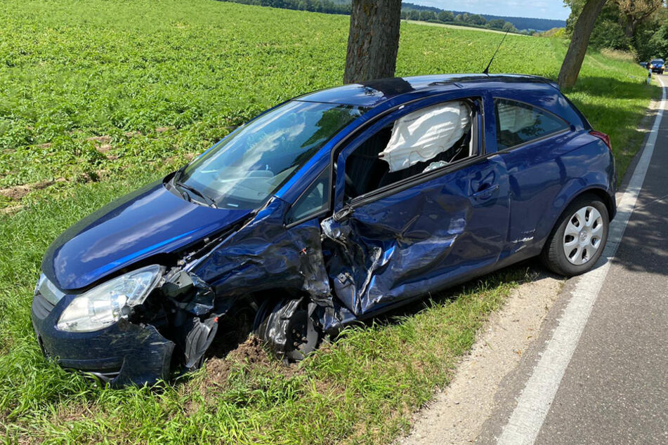 Der Corsa wurde durch den Unfall seitlich komplett aufgerissen.
