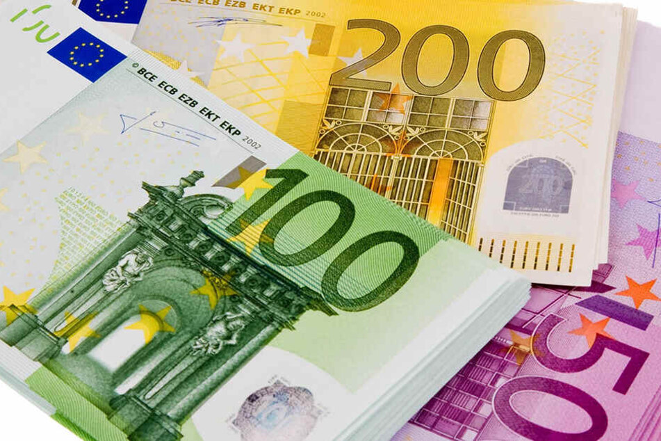 9000 Euro übergab die hochbetagte Seniorin einem Boten (Symbolbild).