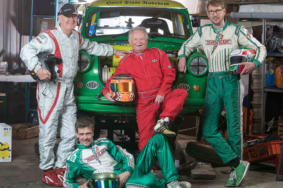 Das Rennteam "Vollbier" (v.l.): Jens Seidel (53), Torsten Simon (33), Lothar Scheffler (76) und Männerschnupfen-Ersatzmann Stefan Weickert (37).