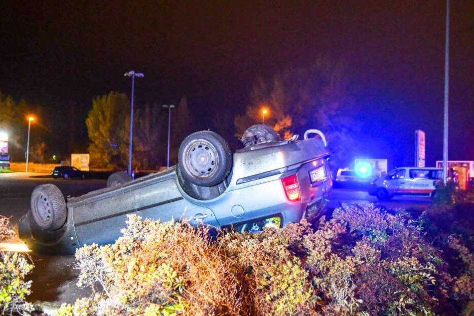 Durch den Aufprall überschlug sich der Skoda und blieb auf dem Dach liegen.