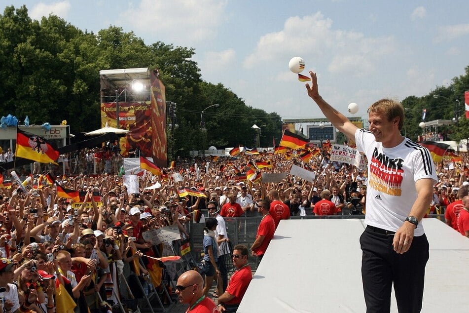 Nach dem dritten Platz bei der Heim-WM konnte sich Klinsmann gebührend von den deutschen Fans feiern lassen. Es war sein letzter öffentlicher Auftritt als Bundestrainer.