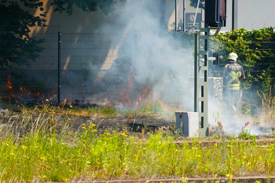 Nähe eines Bahnhofes in Bautzen ist am Montagmittag aus bisher ungeklärter Ursache ein Gleis in Flammen aufgegangen.