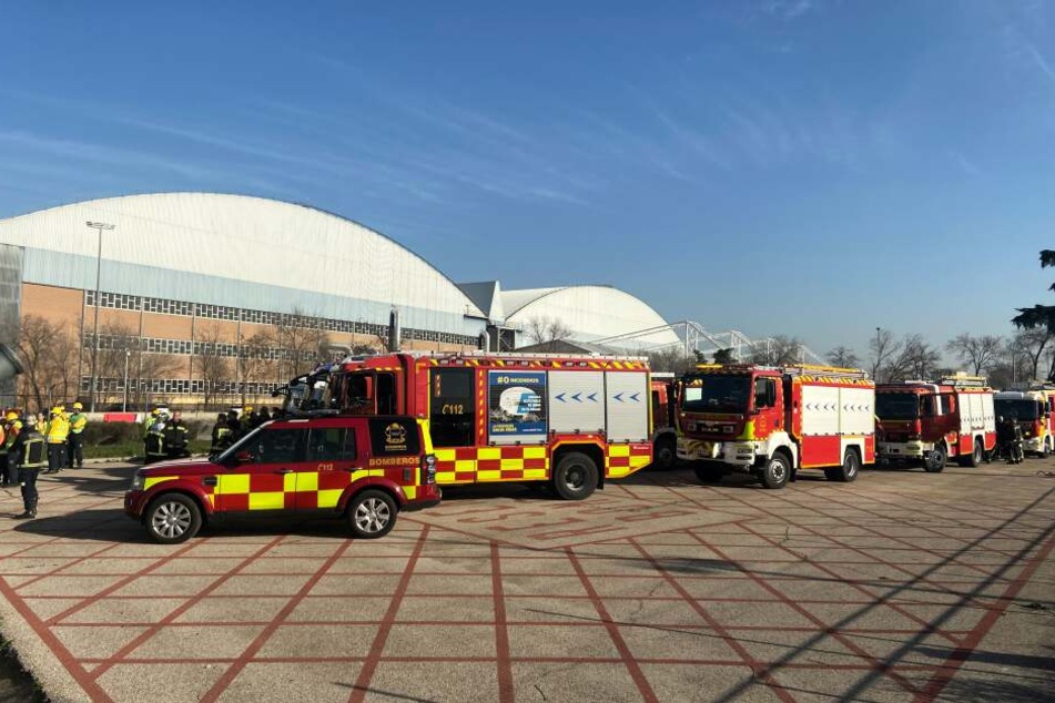 Rettungskräfte warten auf dem Flughafen Barajas auf die Notlandung des Fluges AC837 von Air Canada.