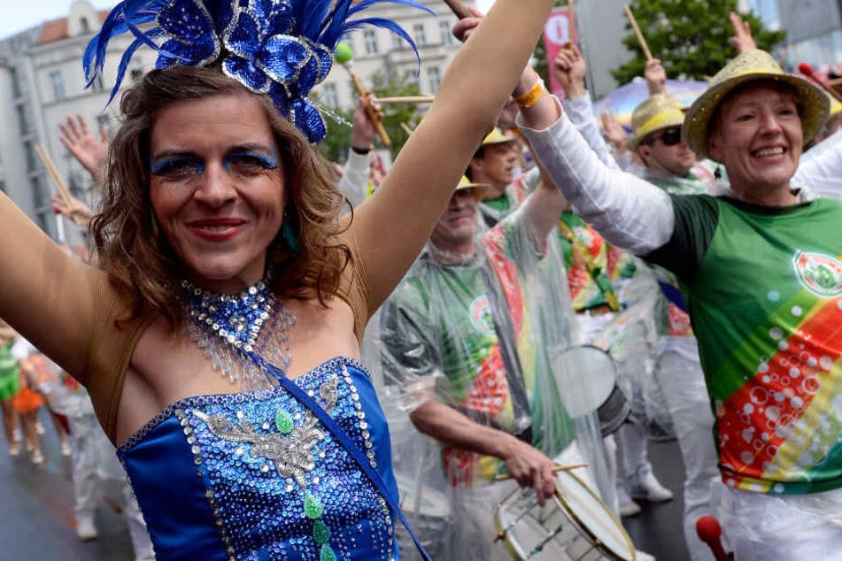 Trommler und Tänzer der Sambagruppe «Sapucaiu No Samba» nehmen am Straßenumzug zum 21. Karneval der Kulturen teil.