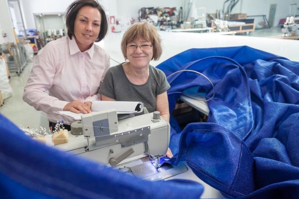 Katja Baum (40., l) bespricht bei der Firma Golle mit Segelnäherin Regina Tothel (62) die Qualität von Stoffen.
