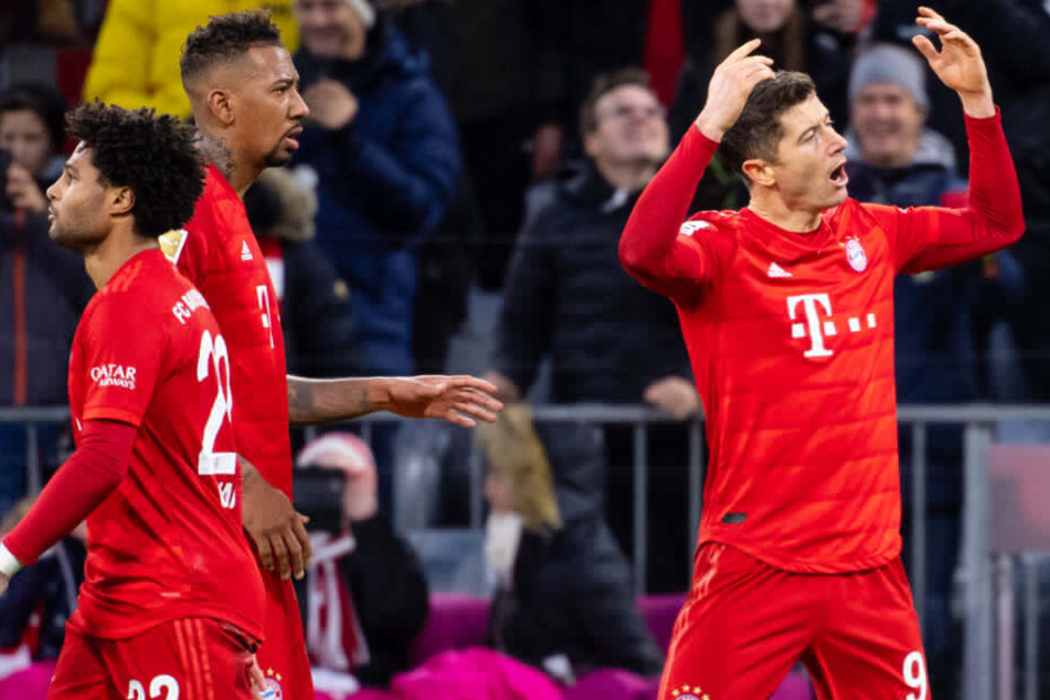 Robert Lewandowski (r.) konnte gegen Werder Bremen seine Torflaute beenden.