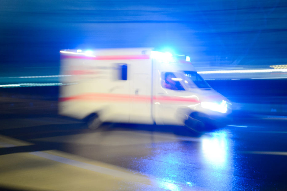 Der Mann musste mit einem Rettungswagen in ein Krankenhaus gebracht. (Symbolfoto)