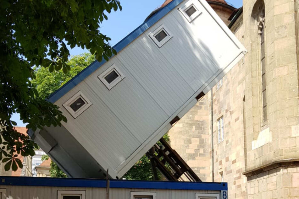 Der Container liegt schräg auf dem anderen.