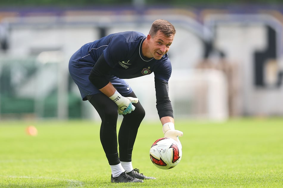 Darf Aues Keeper-Urgestein Martin Männel (38) gegen Schalke ran?