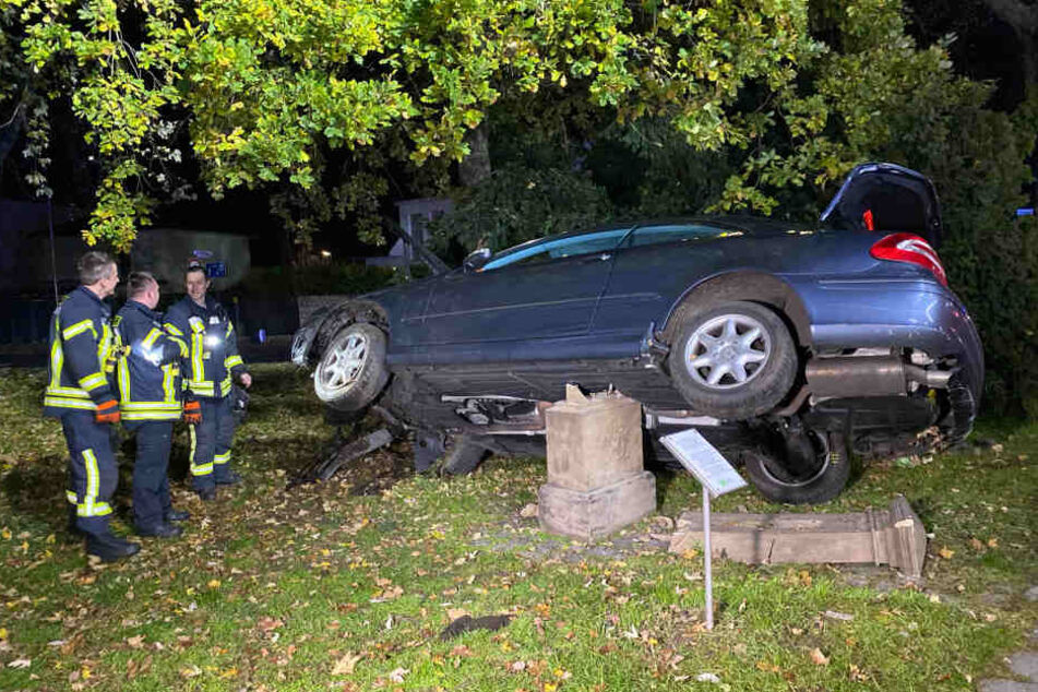 Der Mercedes blieb auf dem zerstörten Denkmal stehen.