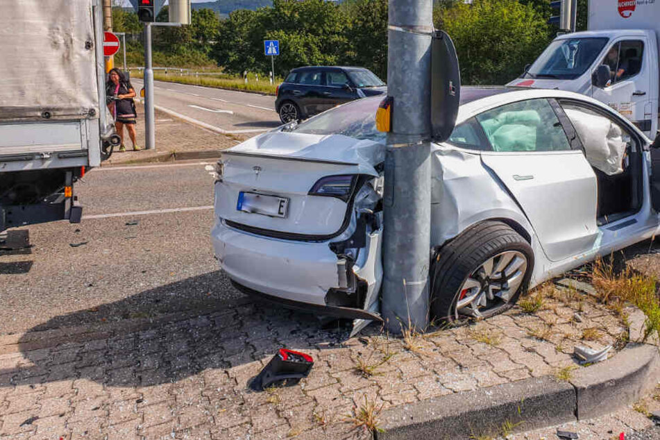 Der Tesla wurde nach dem Zusammenstoß gegen einen Ampelmast gedrückt.