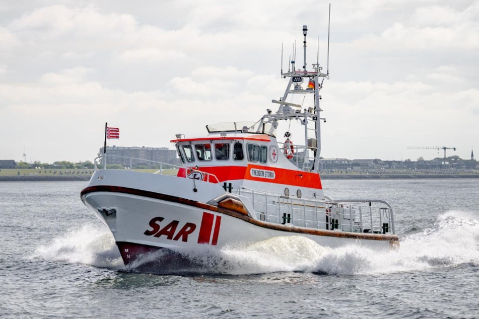 Die Besatzung des Seenotrettungskreuzers "THEODOR STORM" war im Einsatz für drei Segler, deren Jollenkreuzer vor Büsum gekentert war. (Archivfoto)