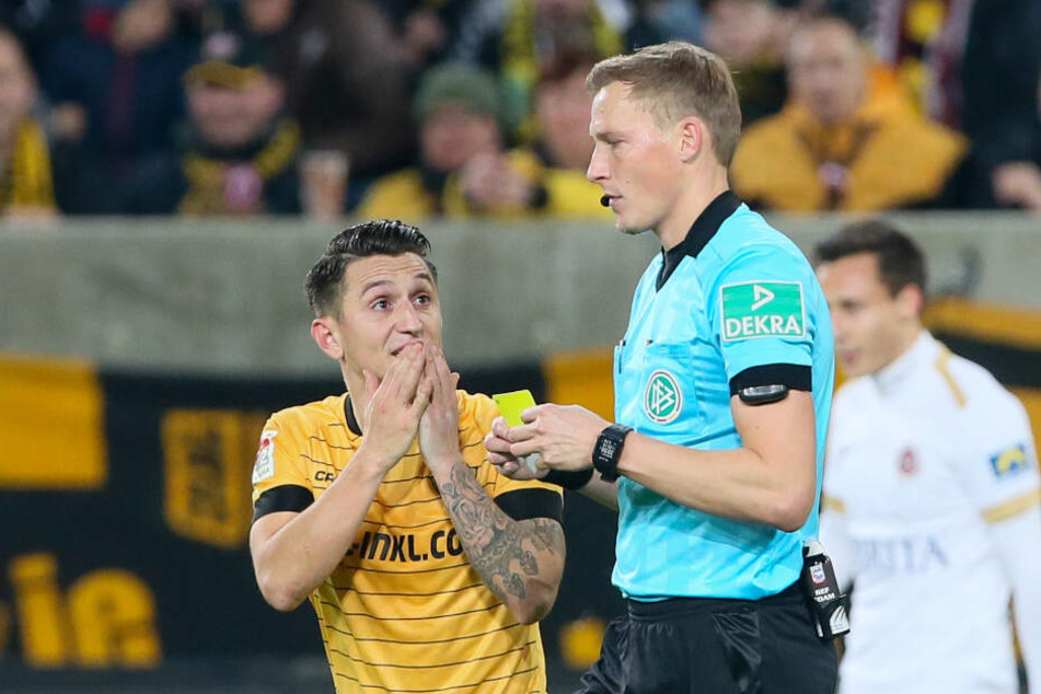 Baris Atik (l.) ist immer ein Kandidat, wenn es um die "Kommunikation" mit den Schiedsrichtern - in diesem Fall Martin Petersen - geht. Bisher kassierte Atik in dieser Saison vier Gelbe Karten.