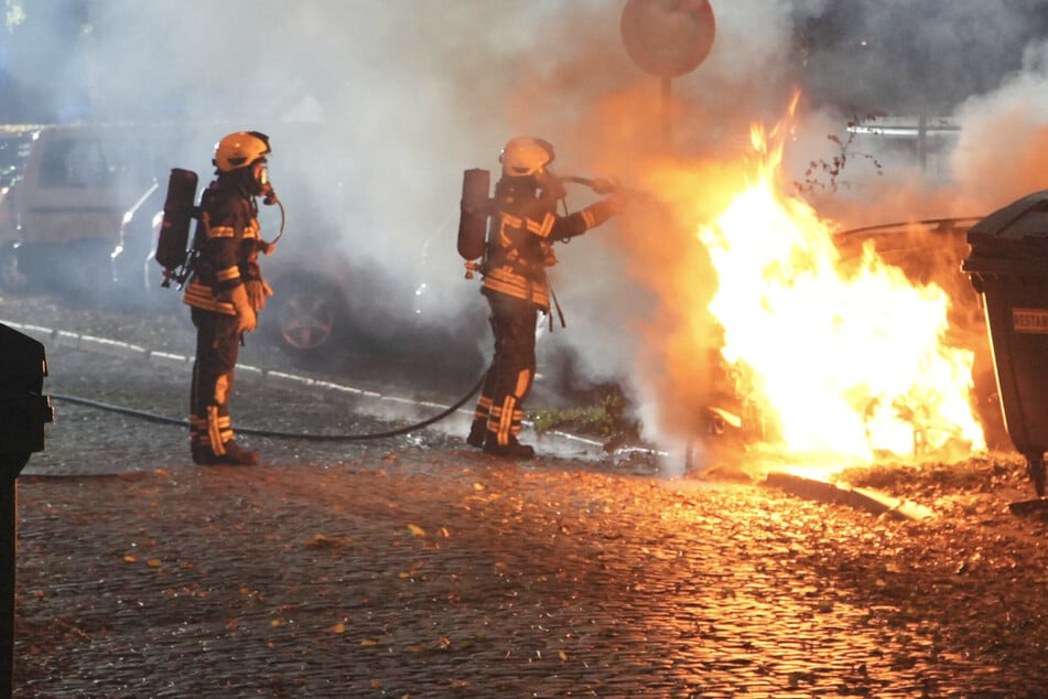 Leipzig: Auto vollständig zerstört: Mercedes geht in Leipzig in Flammen auf